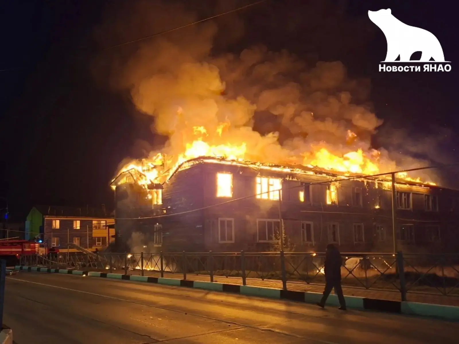 В Тазовском ночью горел аварийный дом