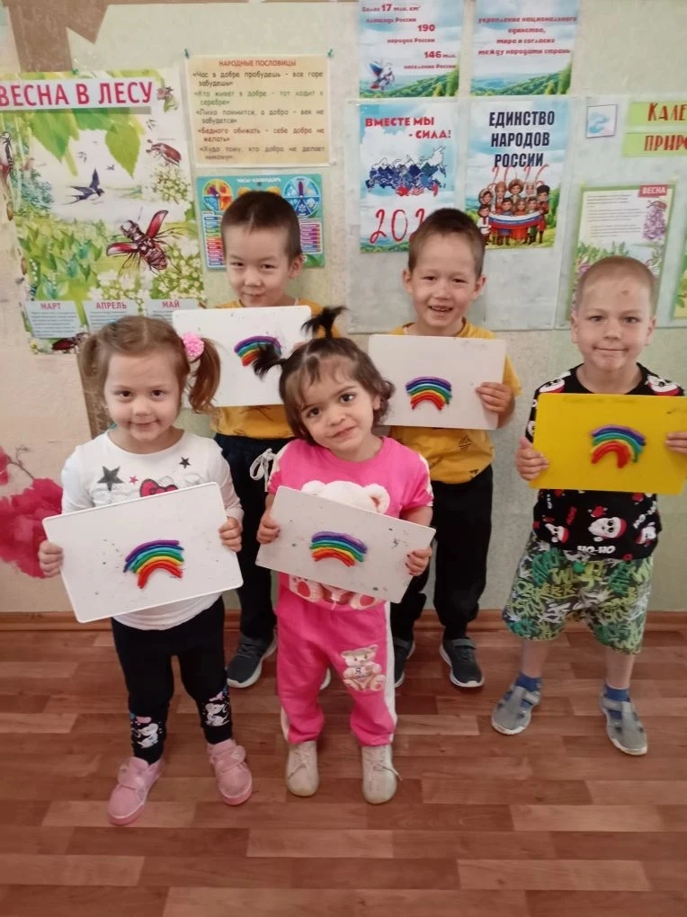 🍬🧤⭐ В разновозрастной группе   Береговской школы прошло занятие по лепке. Дети выполн...