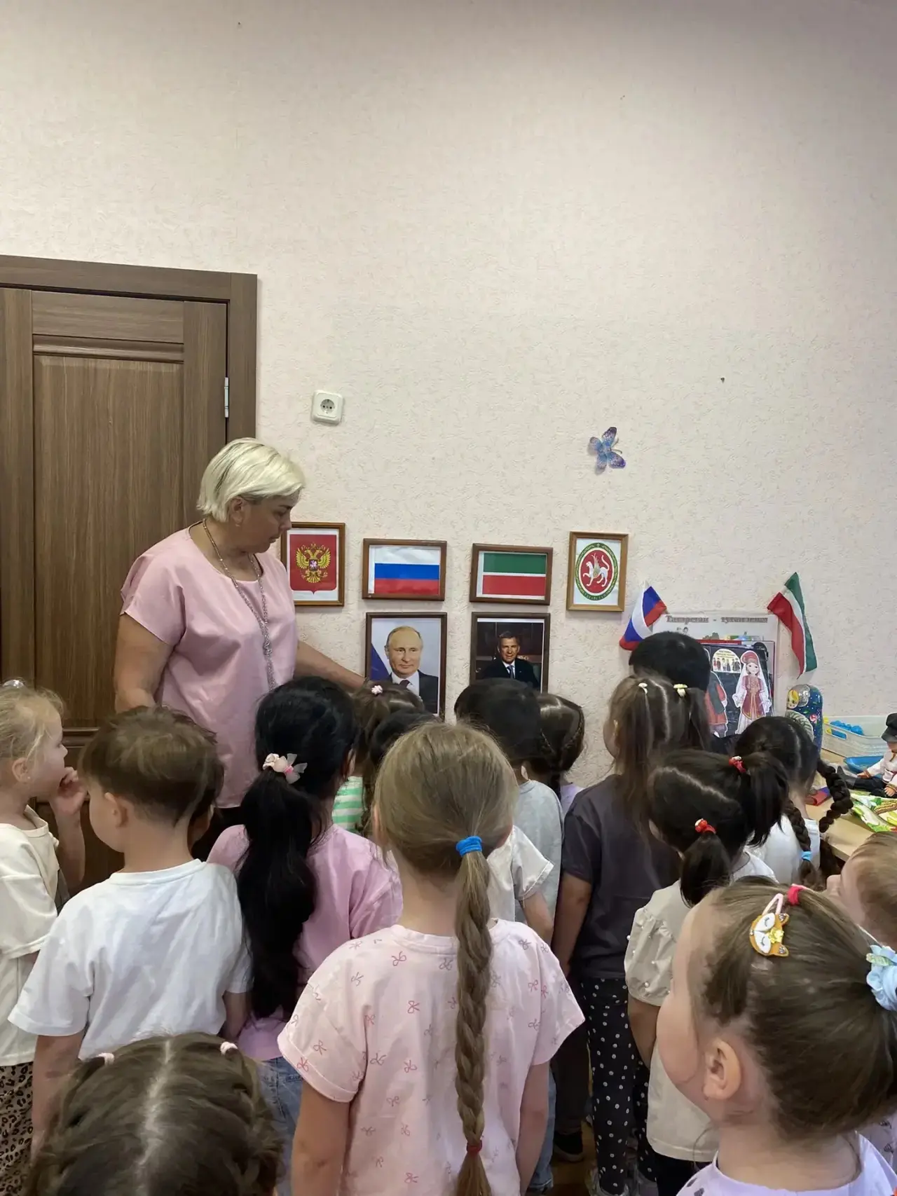 Провели беседу о Дне России в 5 средней группе детского сада. 
Цель беседы — сформировать у дошкольн