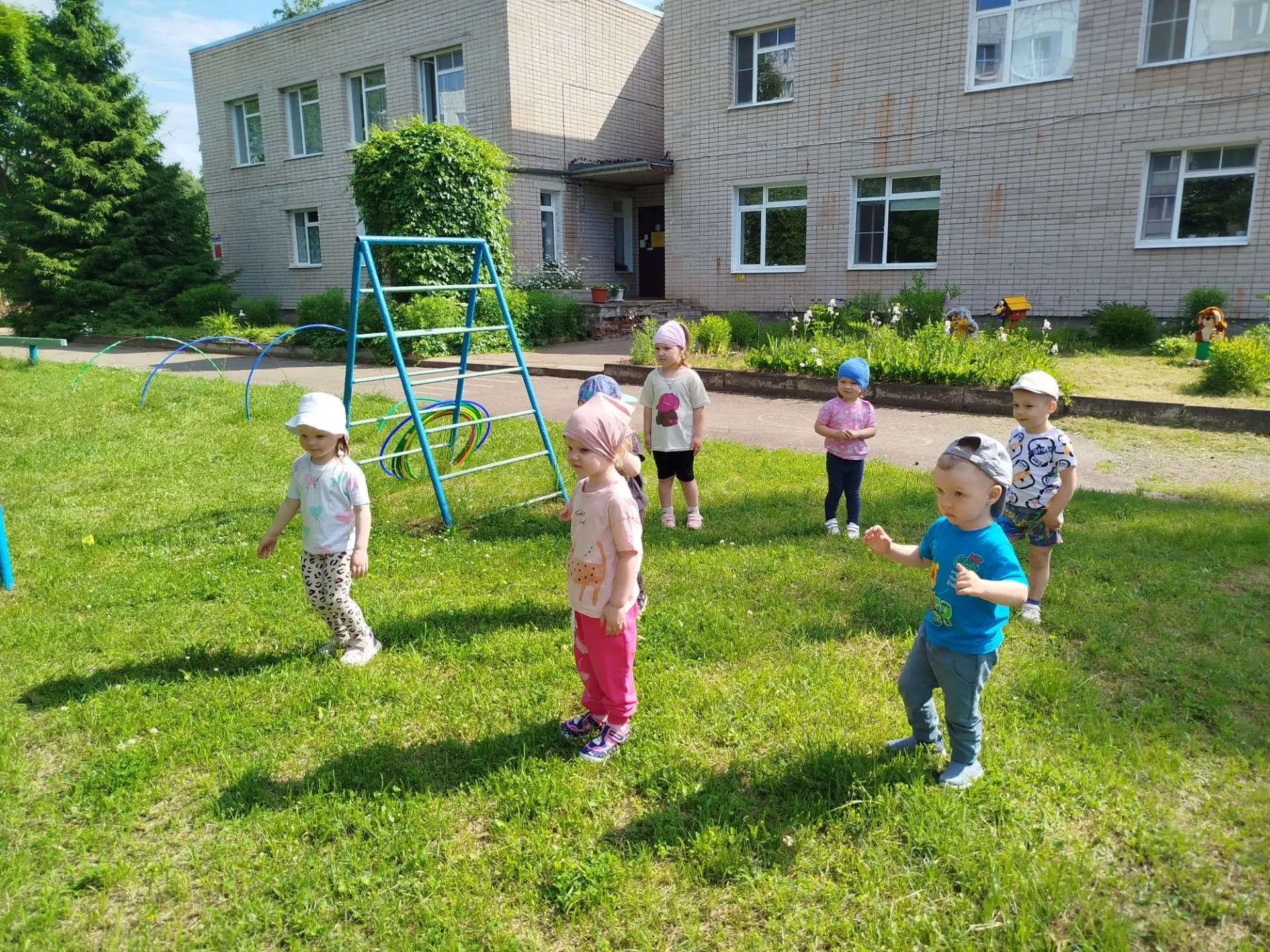 Посмотрите, какие молодцы наши малыши! 😊 На улице солнечно и тепло, а ребята заряжаются бодростью н