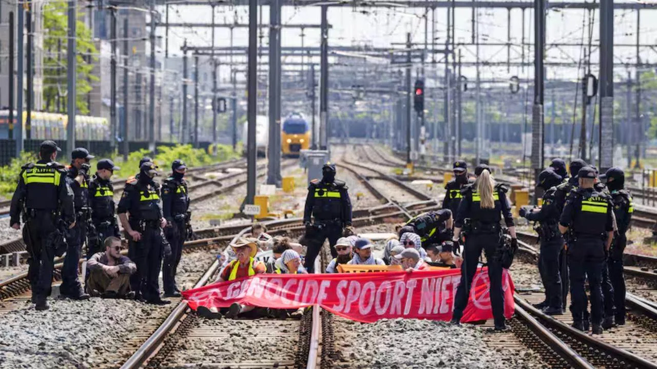 Экоактивисты, связанные с Extinction Rebellion, перекрыли движение поездов возле Центрального вокзал