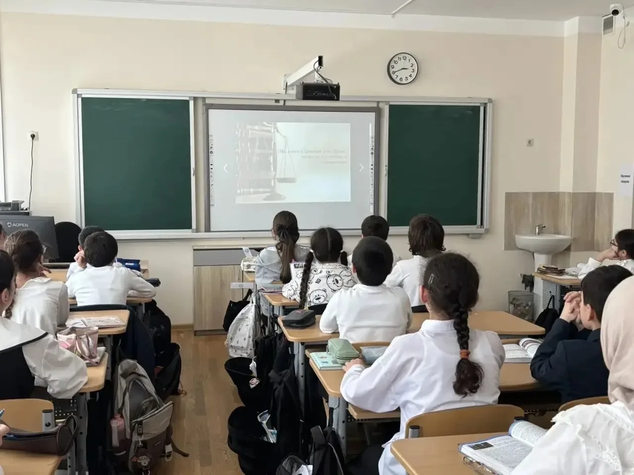 В школе прошли классные часы на тему «Право, ответственность и безопасность». Говорили ...