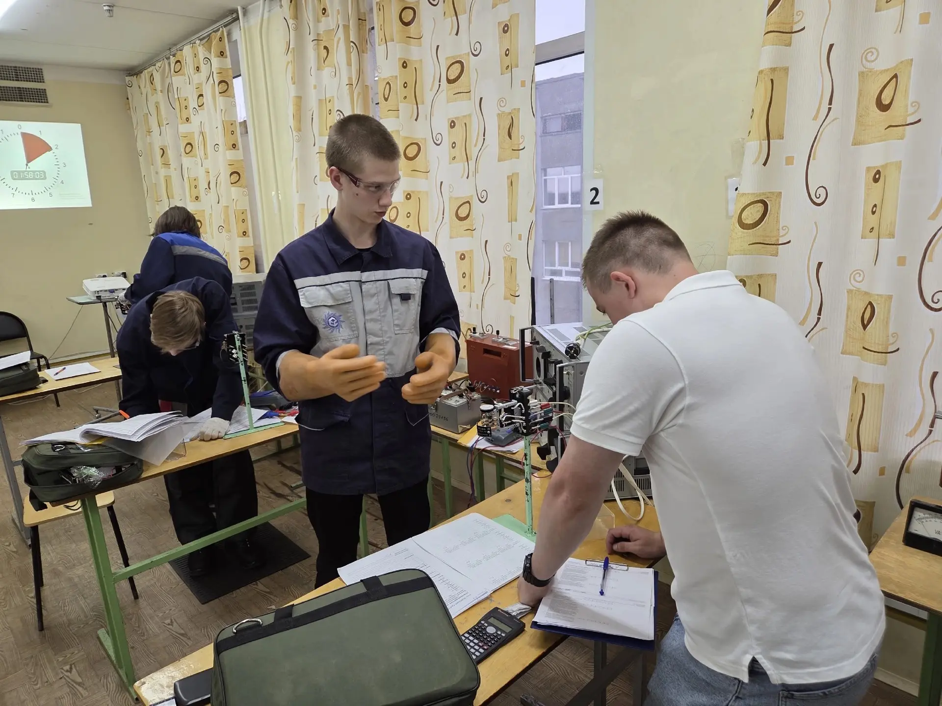 Напряжение в воздухе можно почувствовать физически!