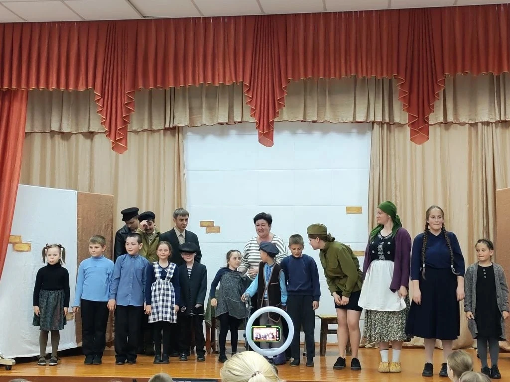 Накануне Дня Победы, для ребят начальной школы и родителей, школьный театр "Парус"  представил спект