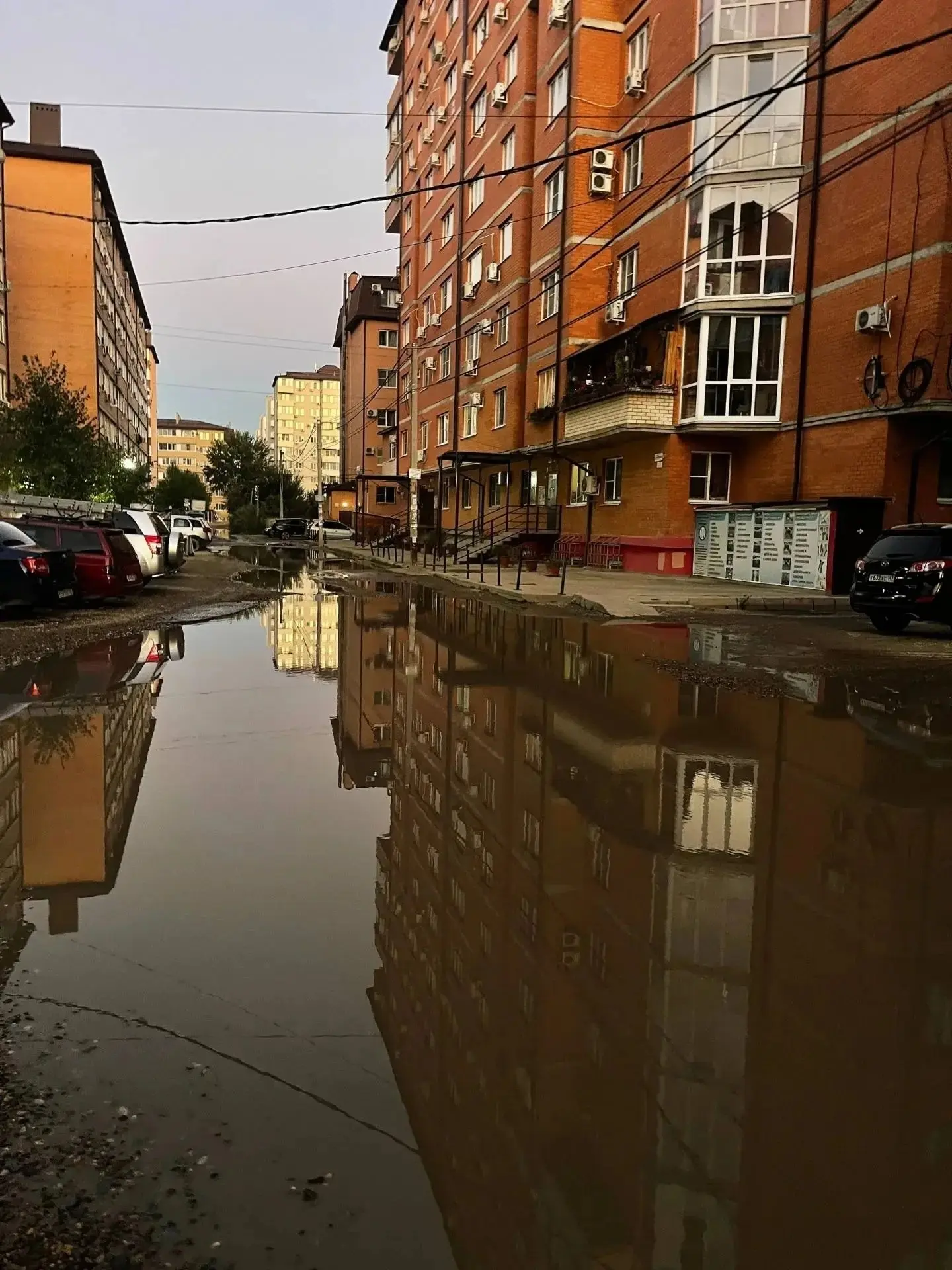 На улице Мусоргского уже третий день не высыхает огромная лужа