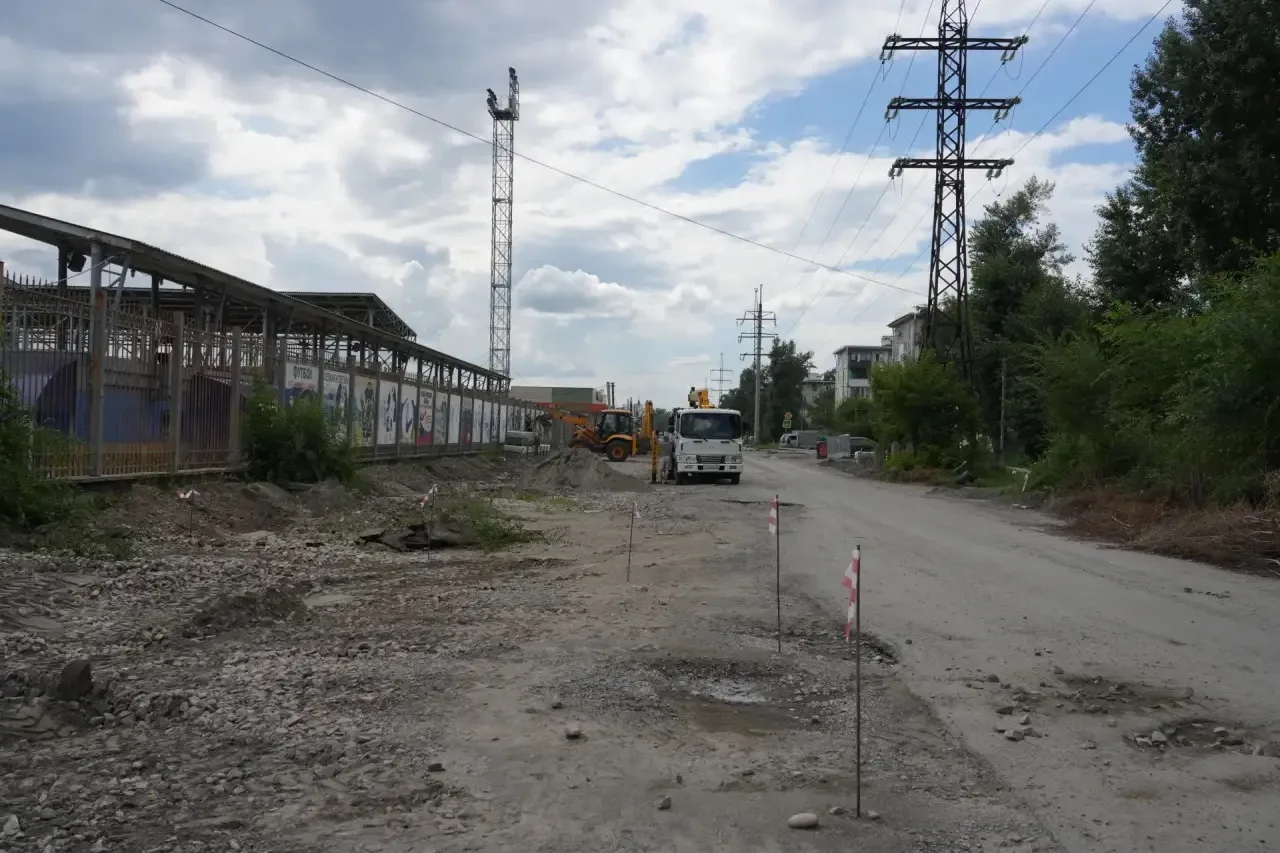В Бийске приступили к ремонту еще одного важного участка дорожной сети — улицы Разина. Работы ведутс