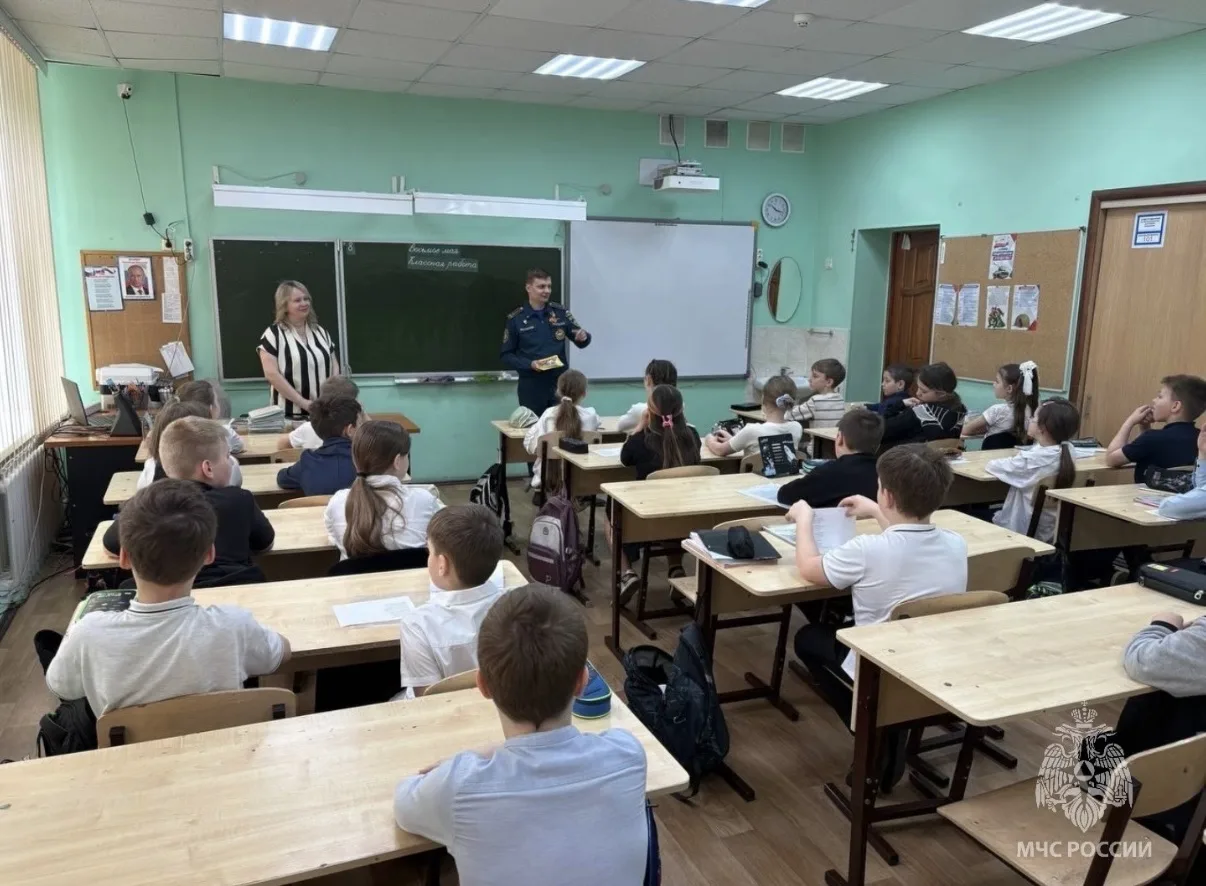 🚒 Сотрудники МЧС России провели «уроки безопасности» для школьников Балашихи  Каникулы - время радос