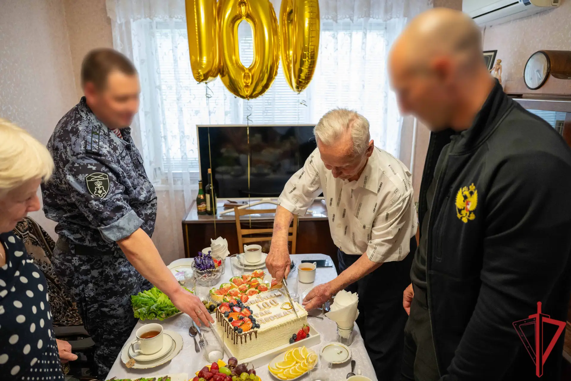 В Донецке росгвардейцы поздравили ветерана Великой Отечественной войны со 100‑летним юб...