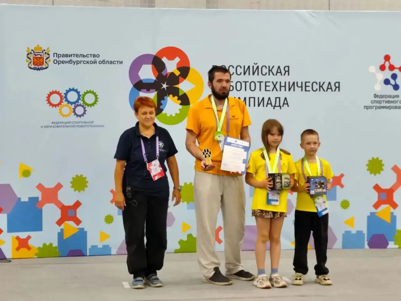 🦾 МБОУ СОШ №1 Королёв

Иногда путь к большим победам начинается с первого серьёзного финала.

🚀 С 