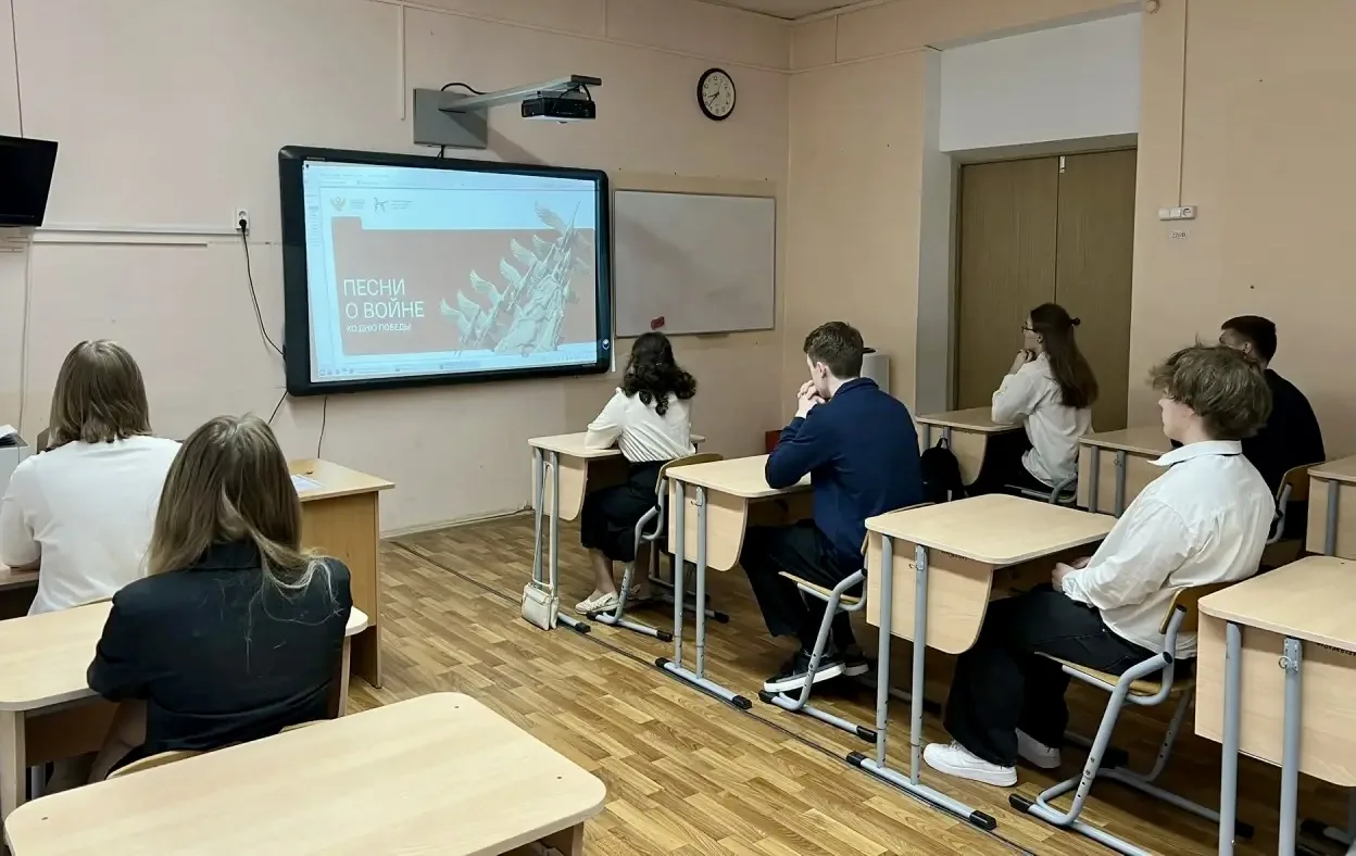📚🕊 По традиции новая учебная неделя во всех корпусах ГБОУ ИТШ началась с торжественной церемонии под