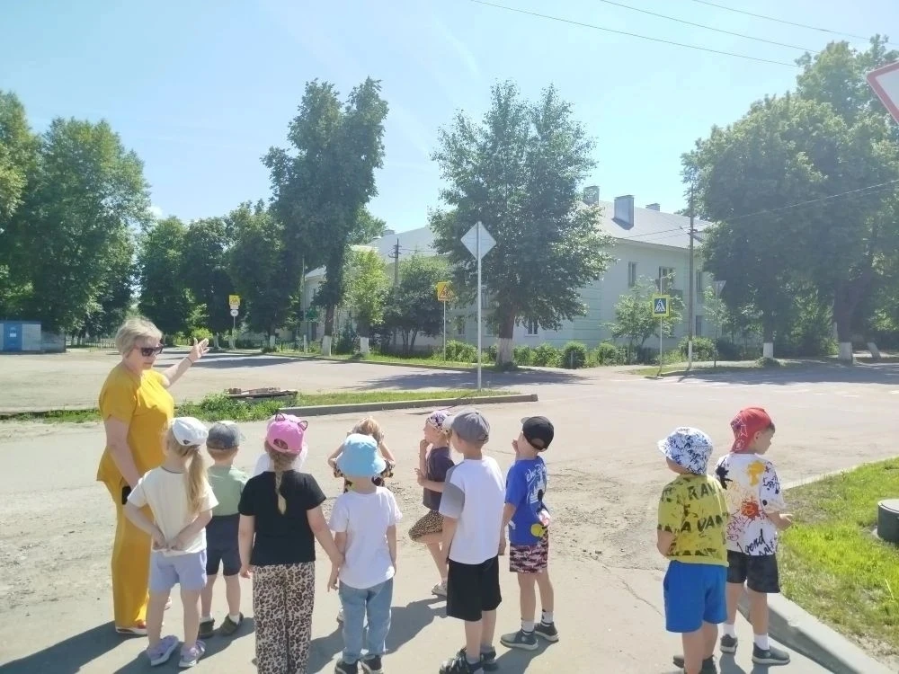 🚦Светофор — дорожный друг-
Управляет всем вокруг.
Красный свет — грозный вид.
Он опасности таит.
Ес