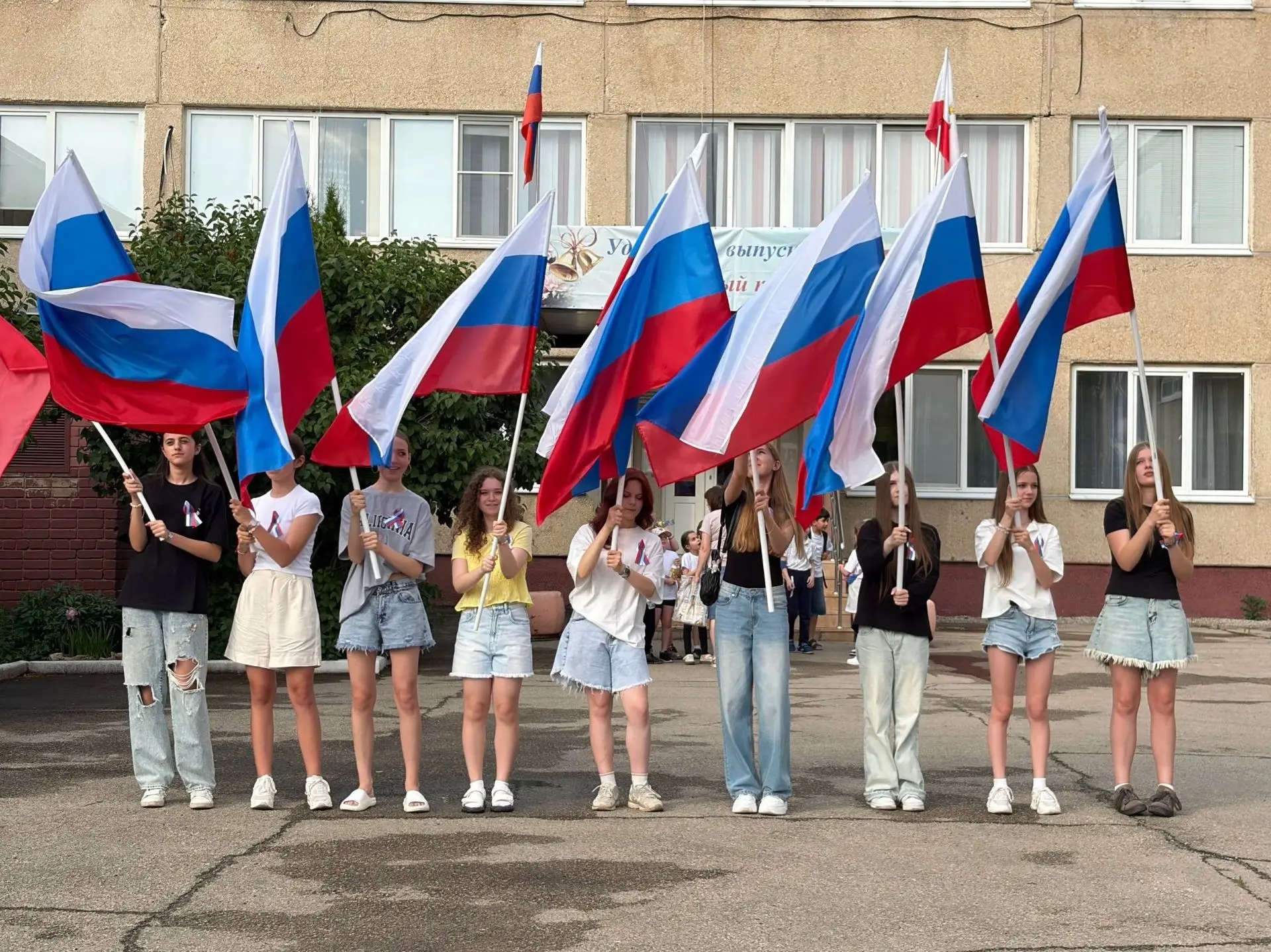 Акция «Флаги России»
В МАОУ Гимназия № 2 прошла Акция "Флаги России", посвященная Дню Государственно