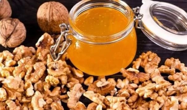 Очищение сосудов головного мозга ✔️ ⠀ 1-я методика: мед и грецкие орехи Необходимо измельчить 5 грец