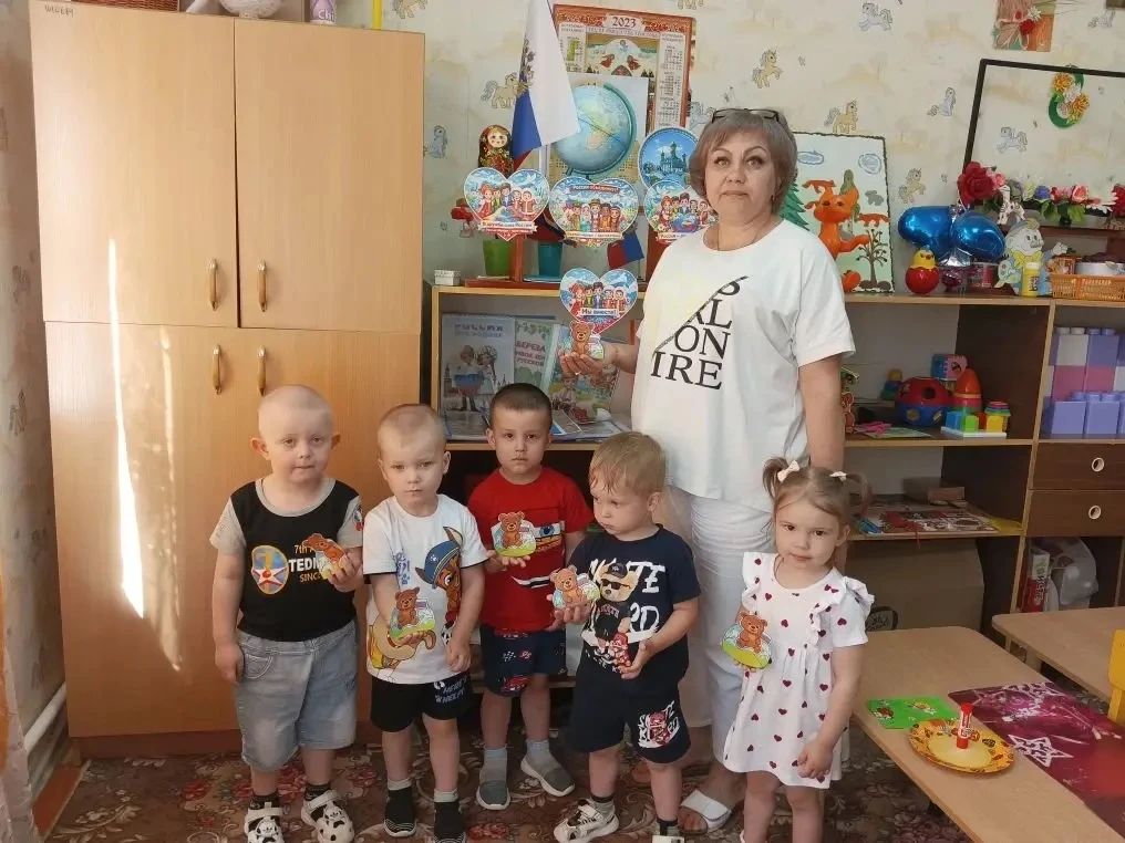 В преддверии Дня России в младшей группе детского сада "Солнышко" прошло мероприятие, п...