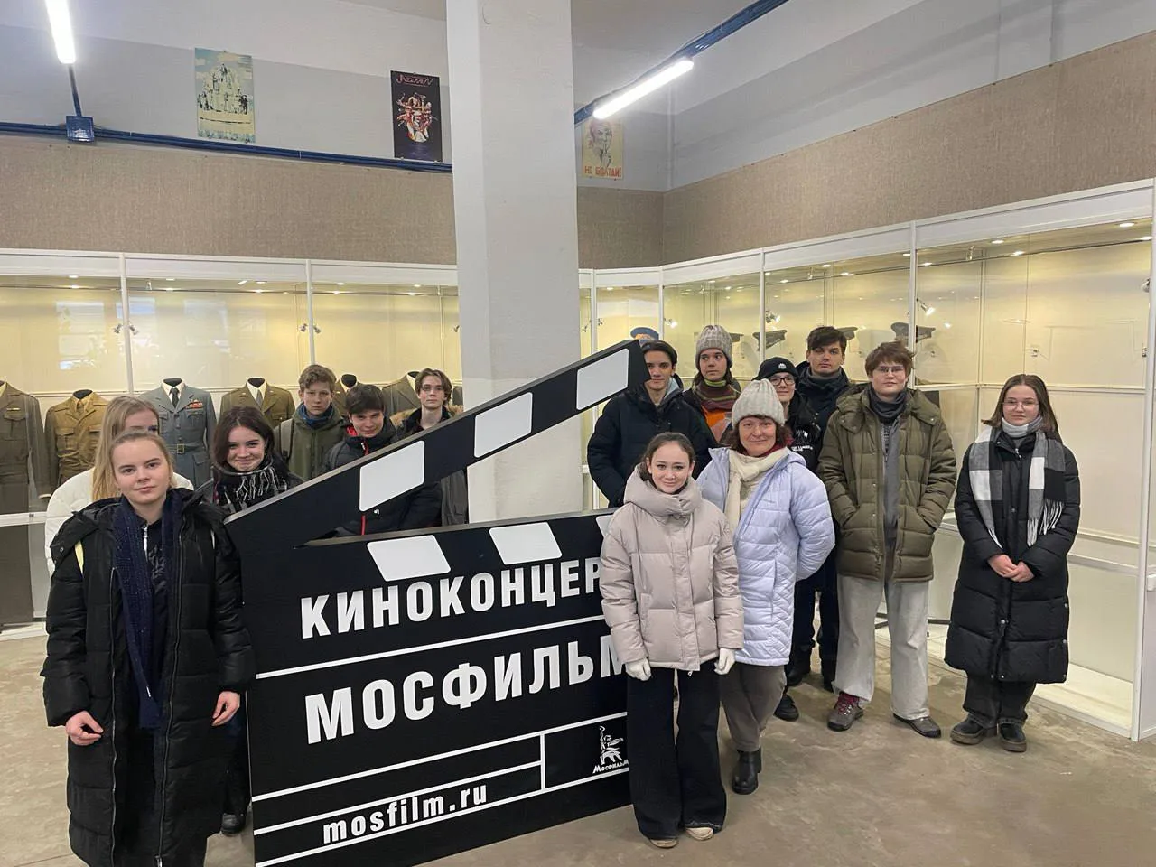 🎬 Наши экскурсии  📍 Ленинский проспект, 34А  🤩 Ученики 9 «В» класса вместе со своим классным руковод
