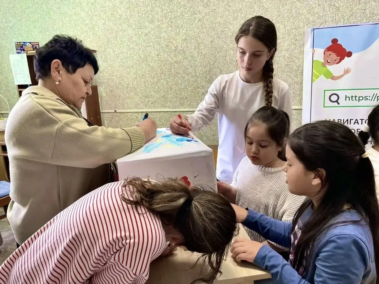 На пасхальной благотворительной ярмарке, проведенной в ЦДТ, были собраны средства, част...
