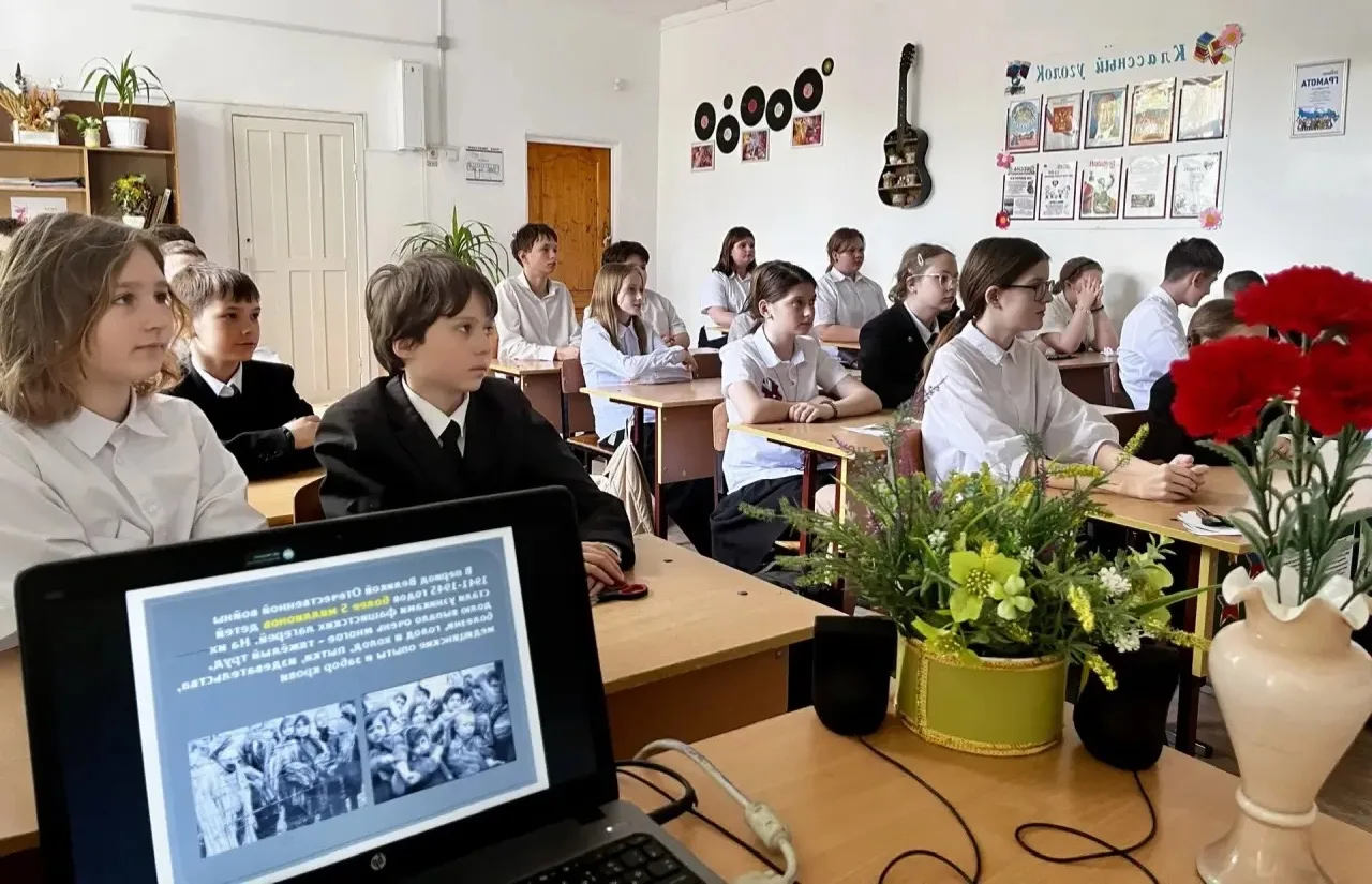 🕯️ Урок мужества «Без срока давности»   17 апреля в ✨5 «Г» классе прошёл урок мужества и памяти, пос