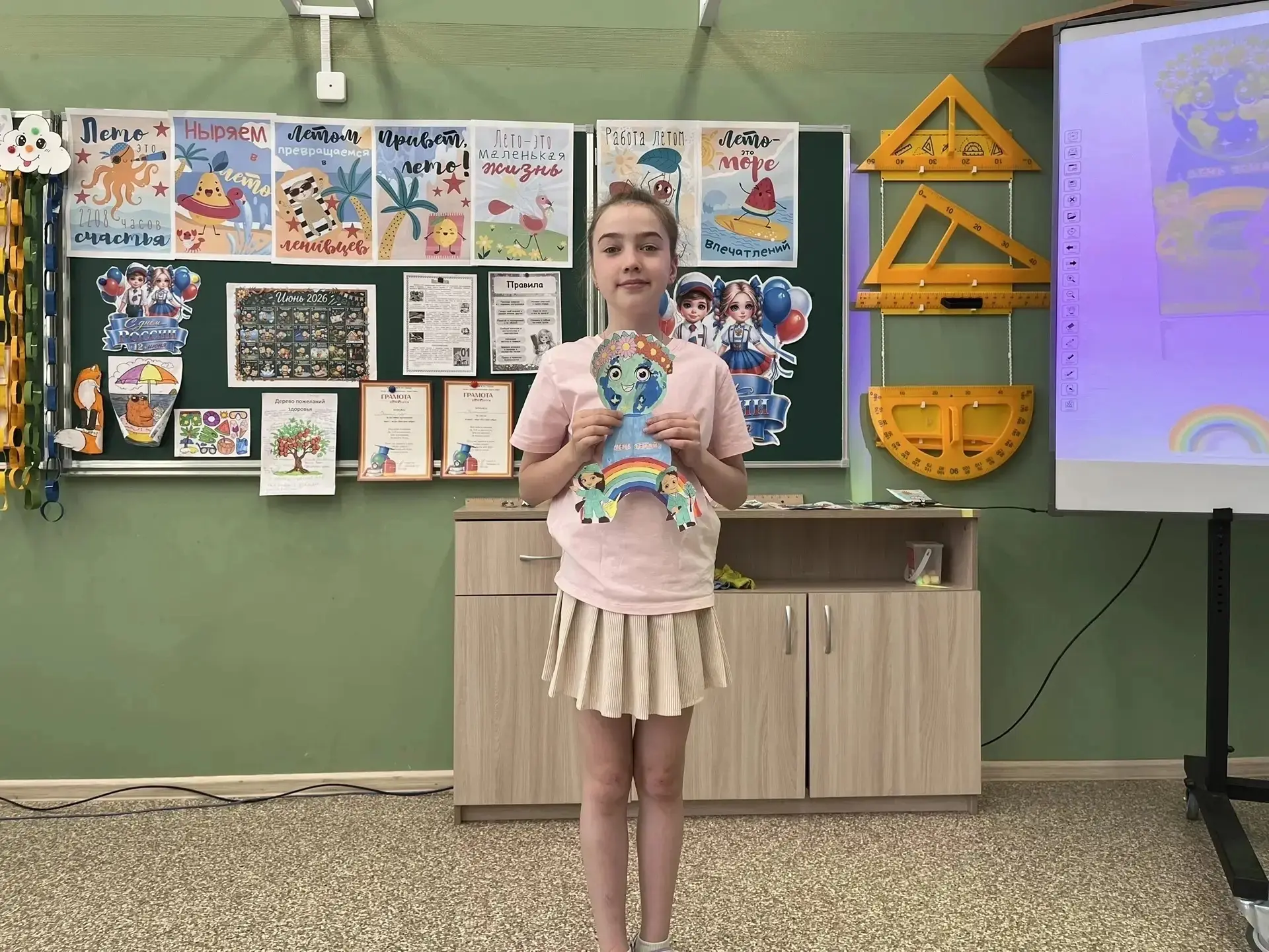 🌍  В честь Дня юного натуралиста в нашем пришкольном лагере прошёл конкурс поделок «Моя Земля».

За