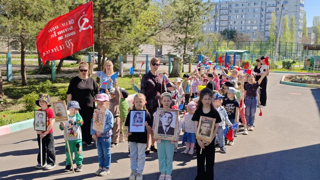 Сегодня в нашем детском саду прошло торжественное шествие Бессмертного полка. Мы собрал...