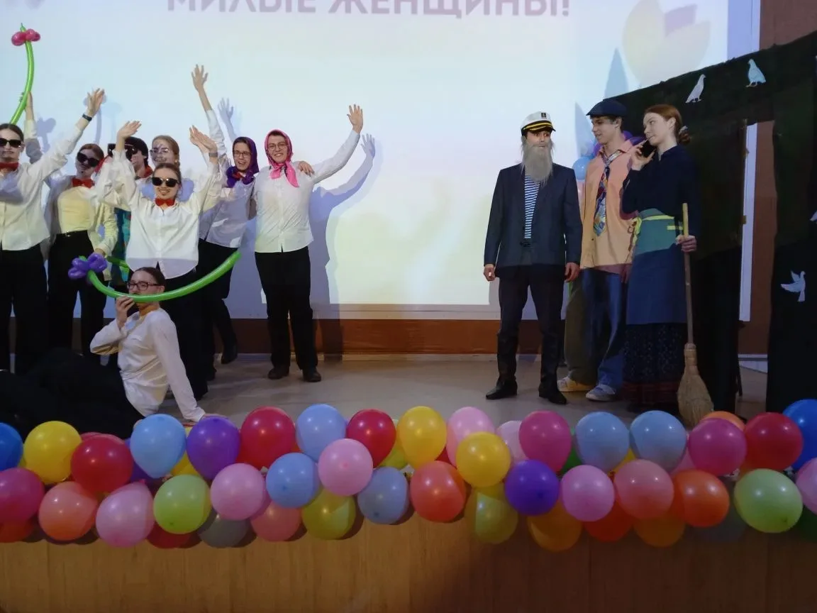Весенний праздник в стиле «Любовь и голуби» 🕊️💖  6 марта в нашей школе произошло маленькое чудо! В э
