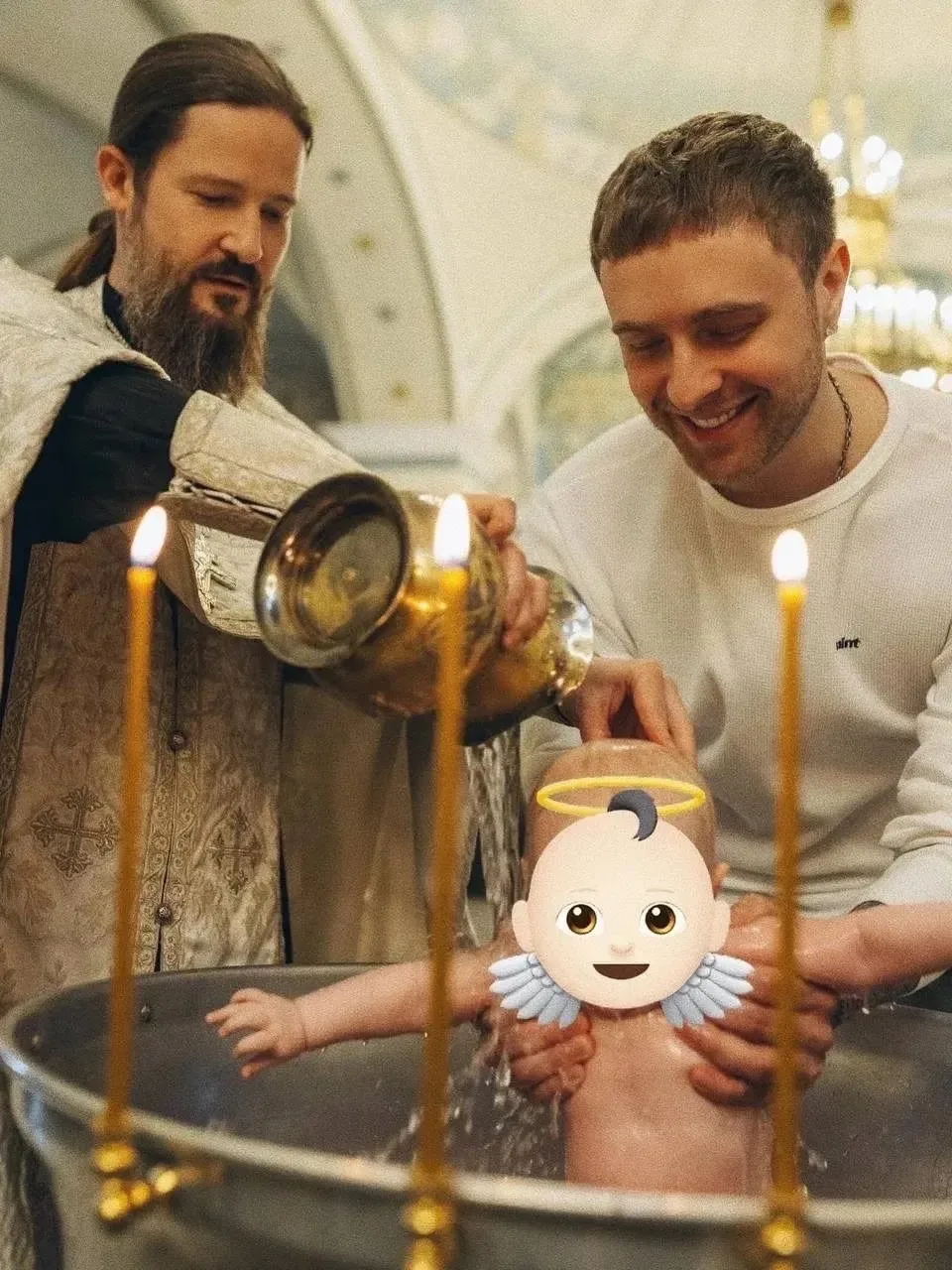 Егор Крид стал крёстным! 🤩👼🏻Певец выложил тёплое семейное фото: рядом родители, сестра с мужем и их 