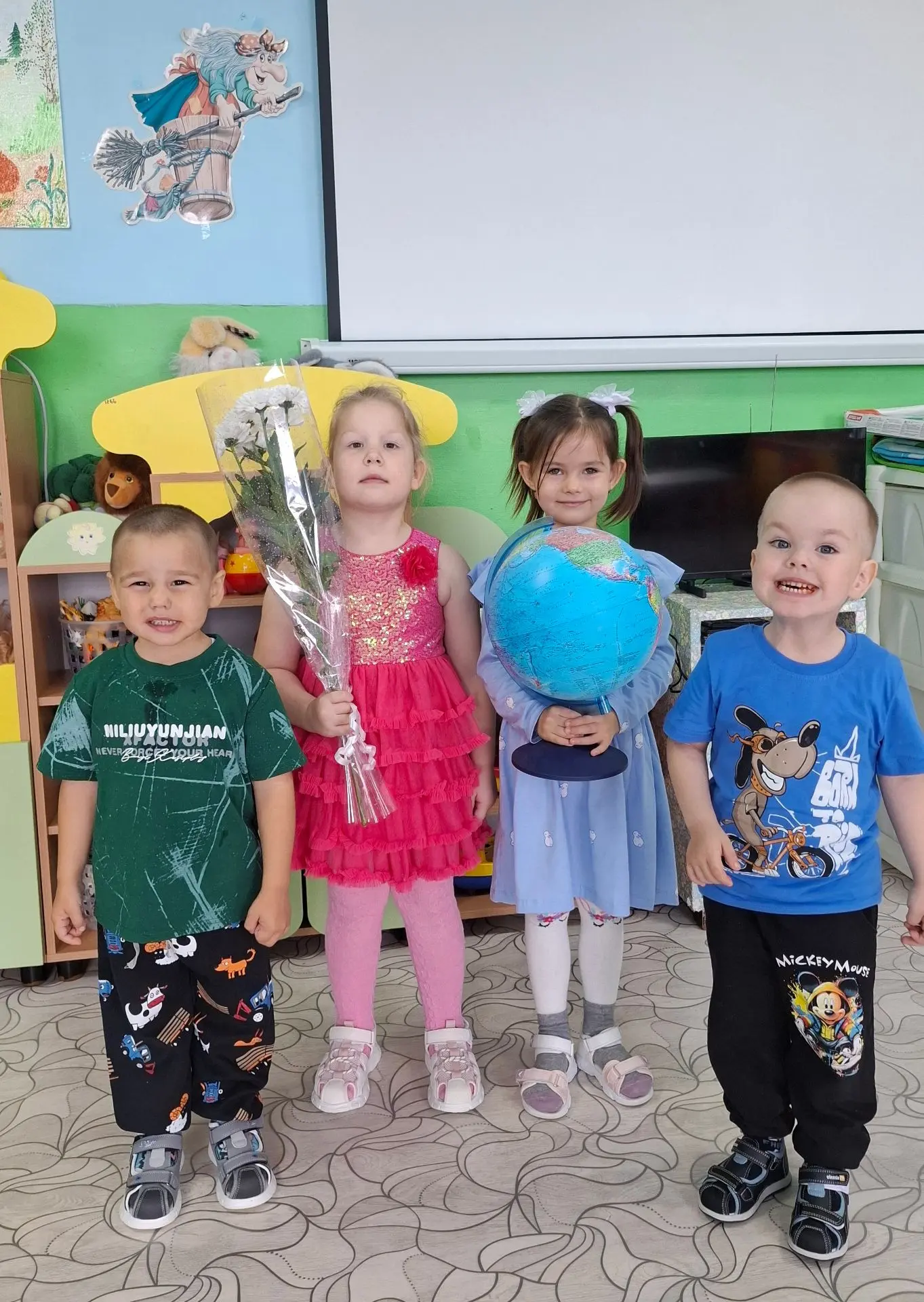 В школу нам конечно рано,