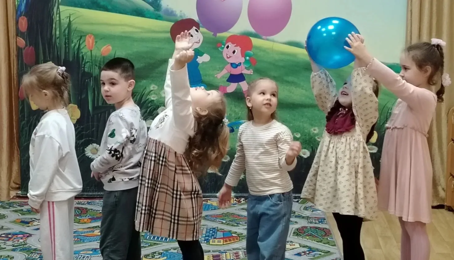 1 июня - День защиты детей, а на улице дождь. Но не волнуйтесь: Людмила Геннадьевна и Л...