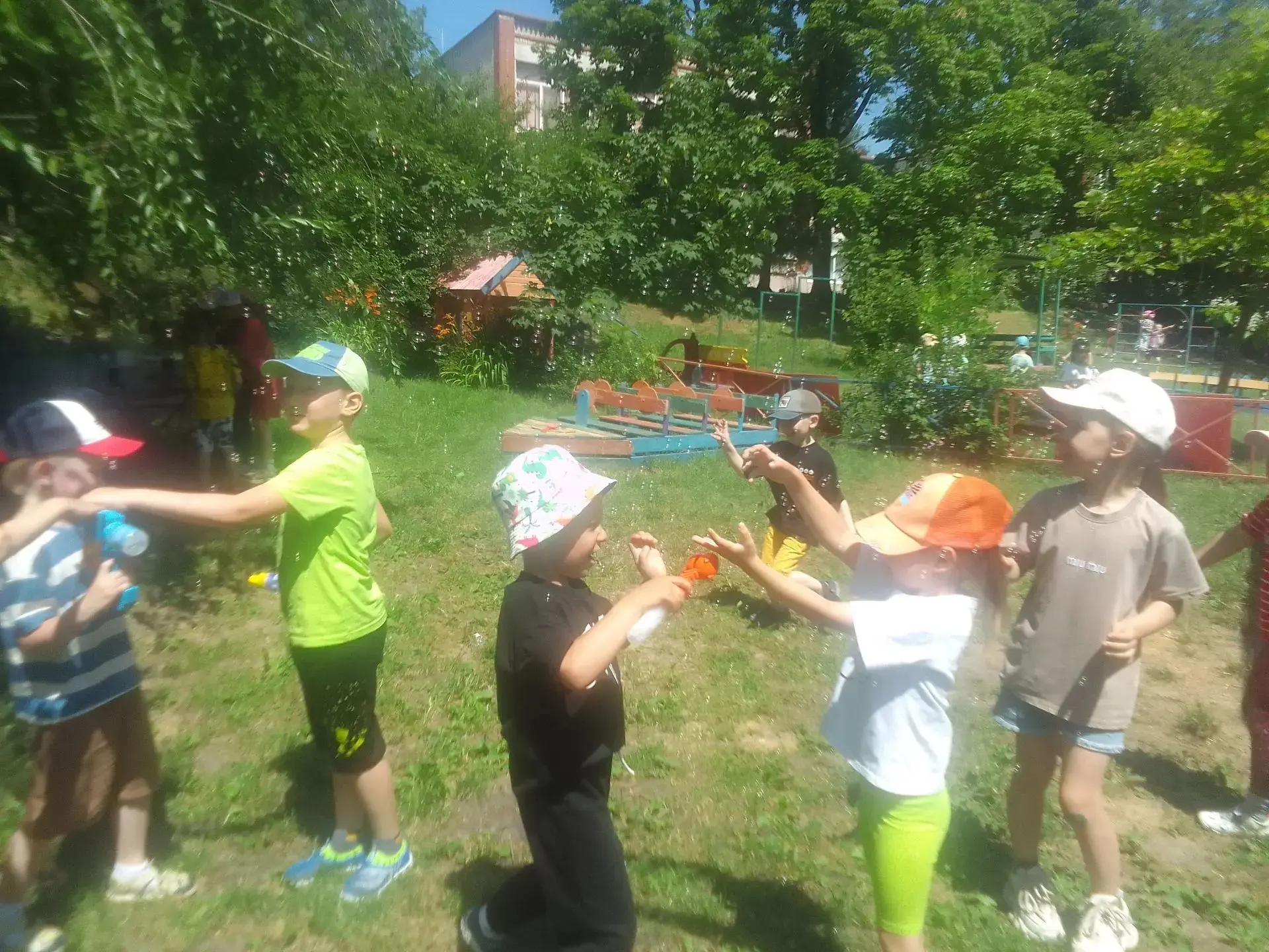 🌈 День мыльных пузырей в нашем детском саду! ✨

Сегодня в нашем детском саду царила настоящая магия
