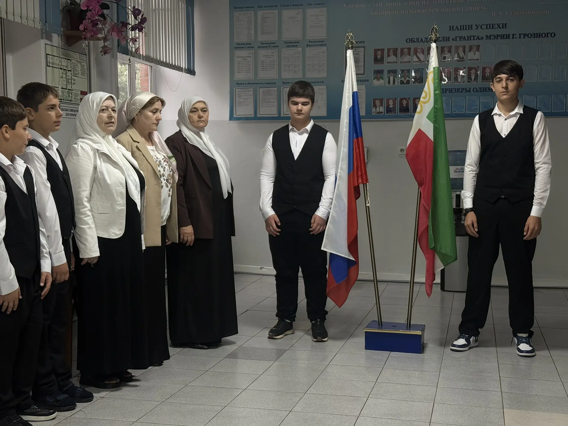 Начало новой учебной недели в МБОУ "СОШ №35" началось с поднятия флагов и исполнения ги...