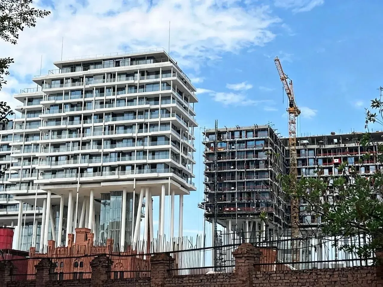 🏗️ Специалисты ГБУ «ЦЭИИС» проверили качество строительства многофункционального жилог...