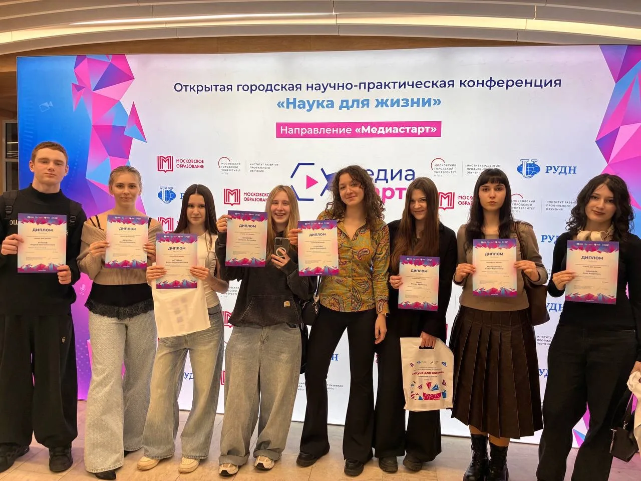 🔥 НОВОСТИ МЕДИА  Ученики 10 и 11 медиаклассов достойно представили свои авторские проекты на конфере