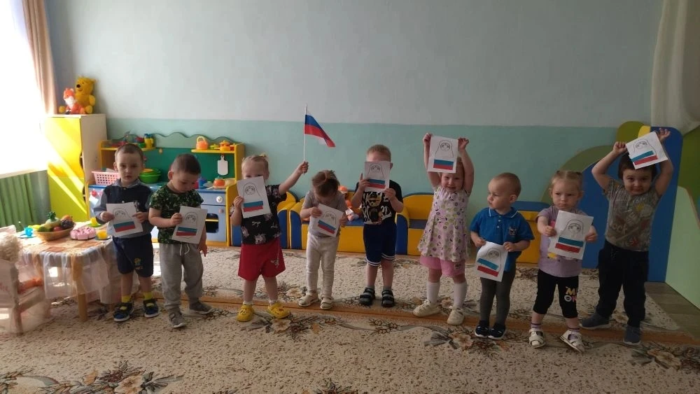 К празднованию Дня России малыши группы "Цветные ладошки" подошли творчески! Вооружившись цветной бу