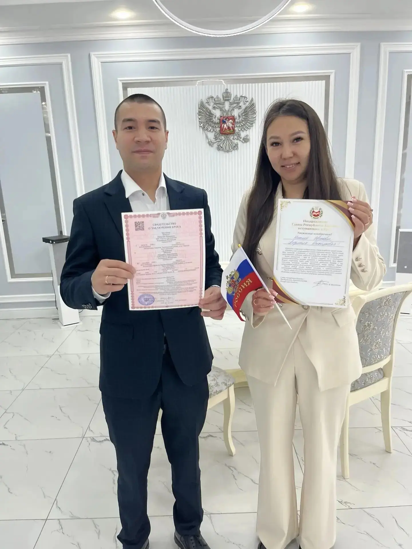 Влюбленные Хакасии сыграли свадьбы в День России  🇷🇺

В этот день, новобрачным помимо свидетельств