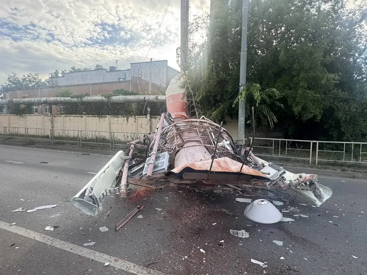 В Краснодаре труба котельной рухнула на дорогу.