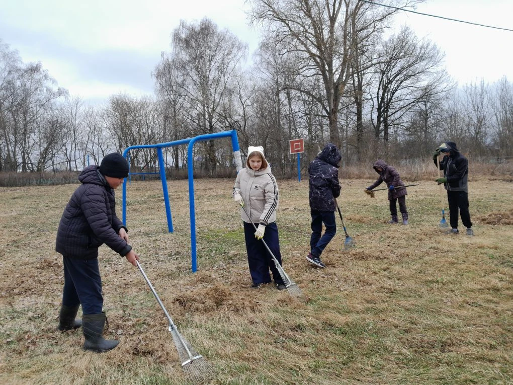 В рамках экологического двухмесячника обучающиеся и работники школы приступили к уборке...
