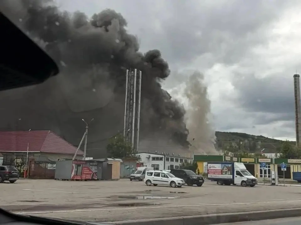 🔥 В Жигулёвске горят магазин стройматериалов и склад