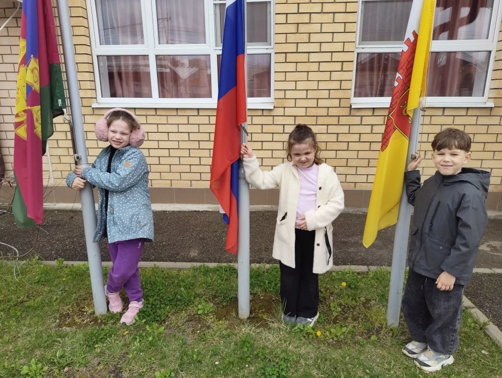 На этой неделе в церемонии поднятия флага приняла участие группа Самоцветы. Повторили ц...