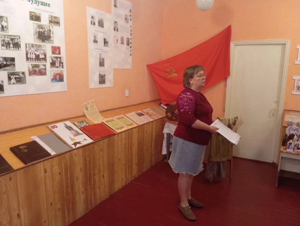 Сегодня для учащихся  школы была проведена экскурсия в музейной комнате нашей школы.Тем...