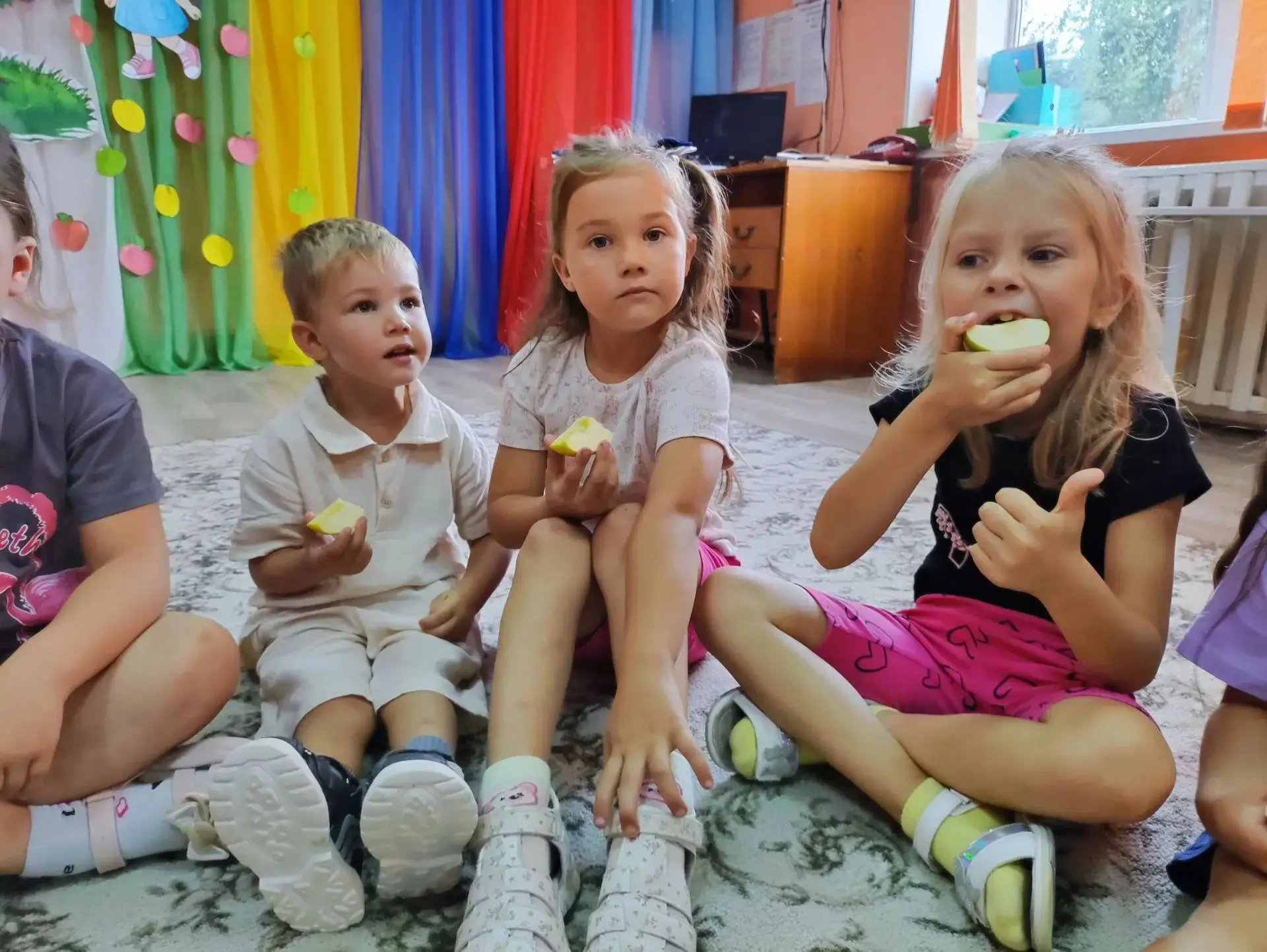 🍎 Яблочки в ладошках, яркий, добрый свет — Яблочный Спас дарит радость много лет!