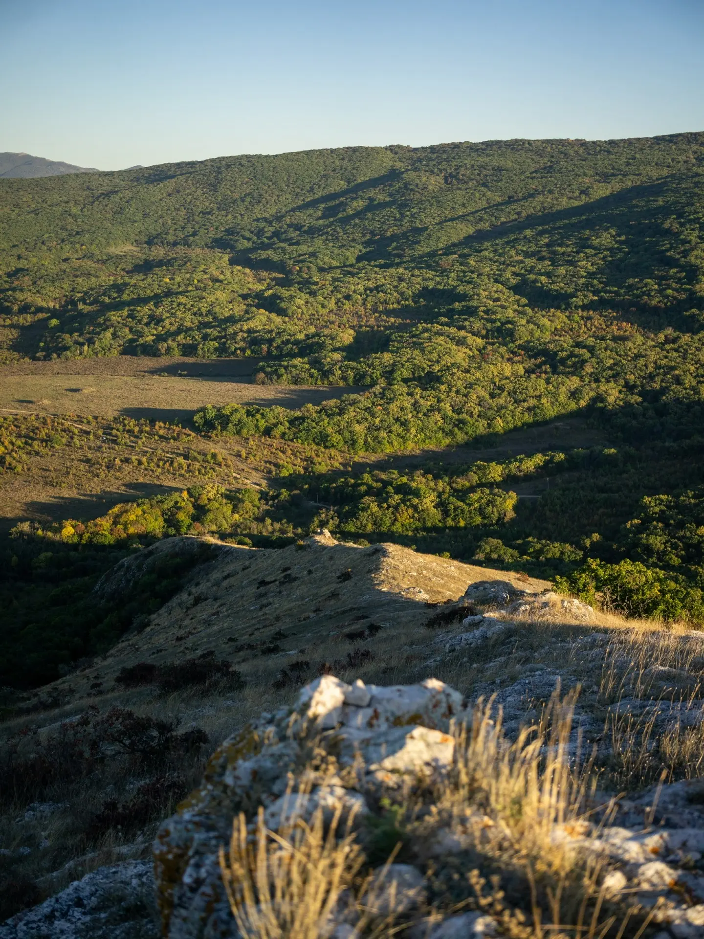 ⛰️ Гора Узун-Кая по пути в с. Пчелиное с видами на Караби-яйлу. Под ярким октябрьским с...