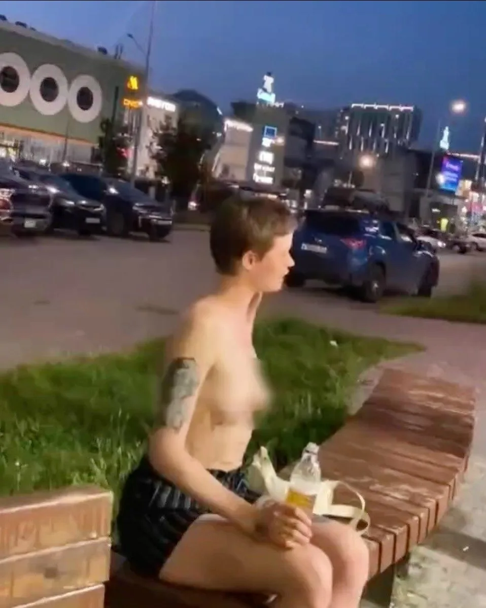 😳 В центре Перми очевидцы заметили полуголую девушку, которая сидела на лавочке и распивала алкогол