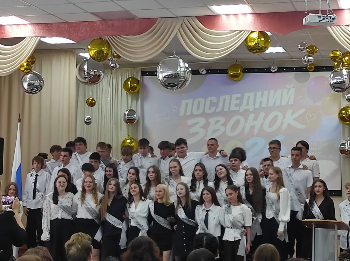 Звонкие, трогательные и незабываемые: в Комсомольской СШ №1 прозвучали Последние звонки!