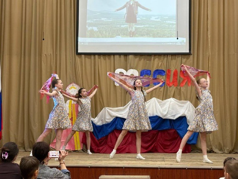 19 февраля в школе прошел благотворительный концерт "Россия - это мы". В концерте приняли участие ро