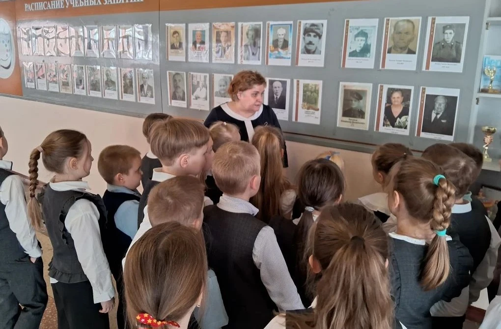 ⭐️ В нашей школе прошла трогательная и значимая акция "Бессмертный полк". Это событие стало настоящи