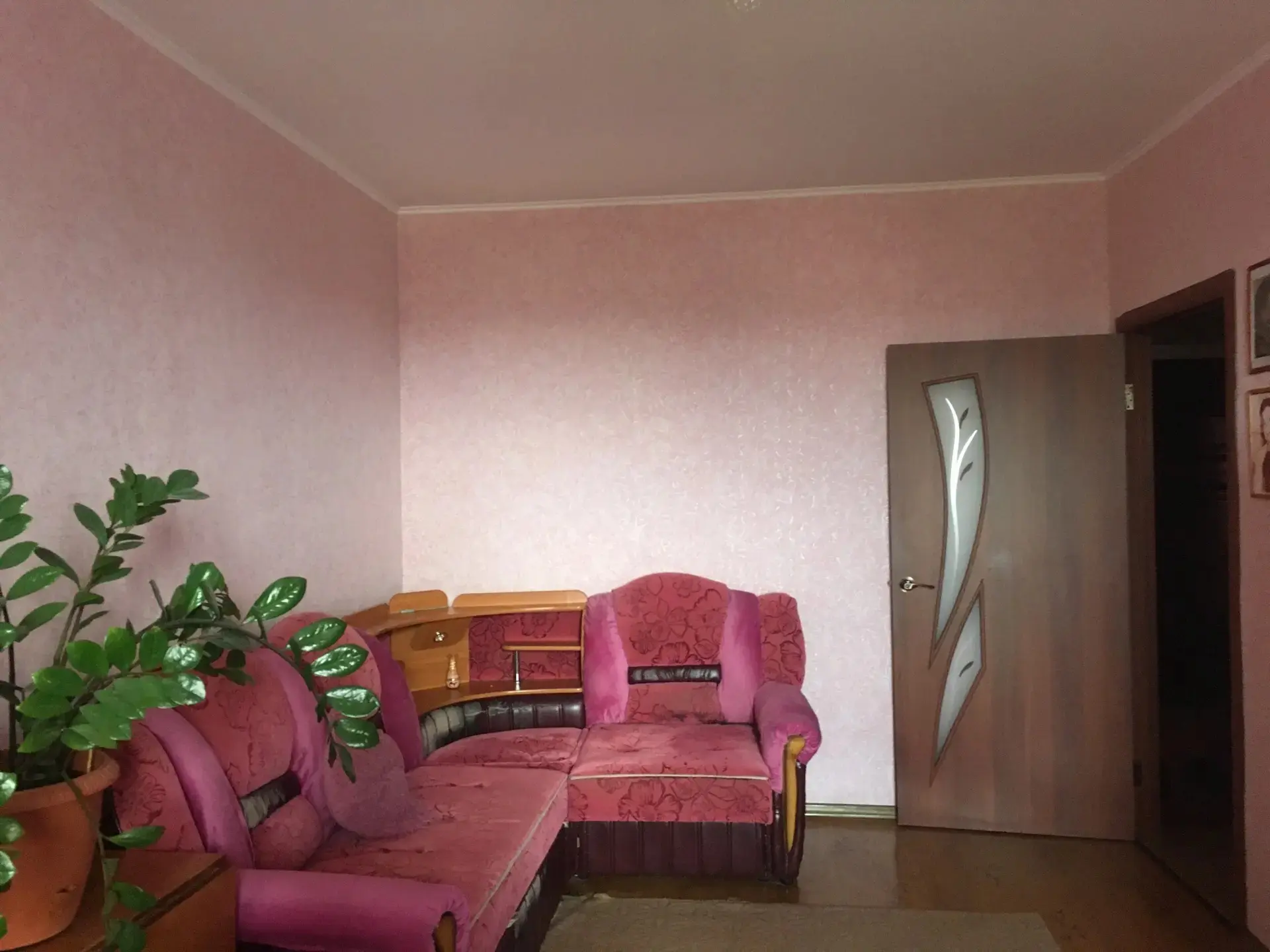 Продаю мебель б/у - плательный шкаф, кровать, диван, комод, туалетный столик - дёшево, ...