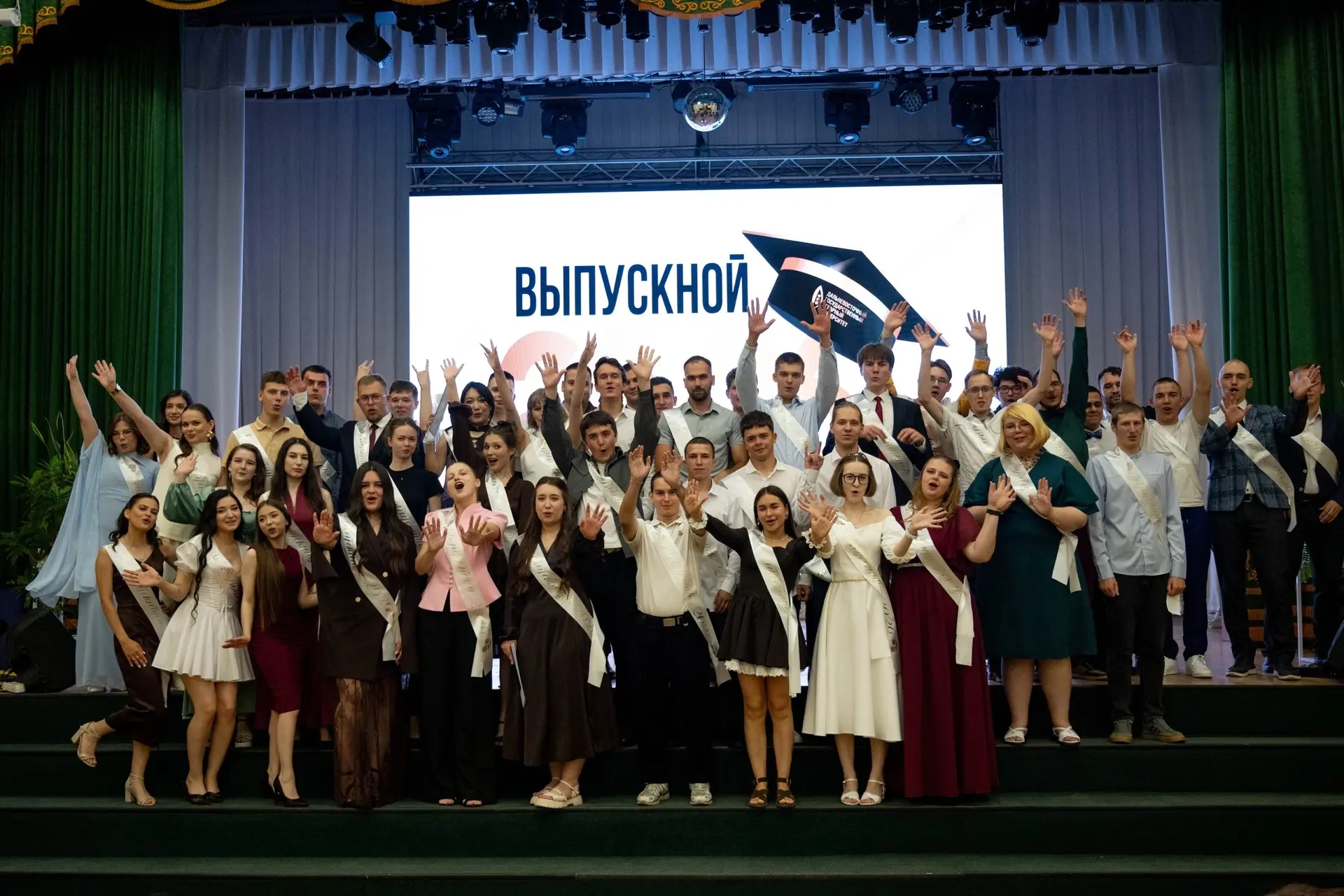 🎓 От студента — к специалисту! Дипломы получили студенты ФСиП!