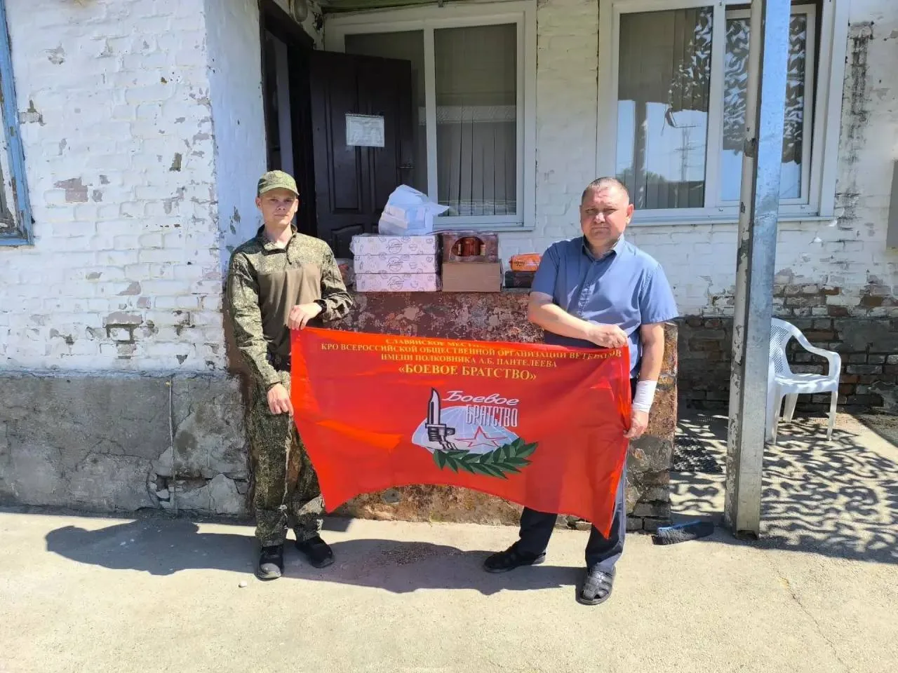 🇷🇺Руководитель Славянского отделения «Боевого братства» передал гуманитарную помощь батальону ПВО.