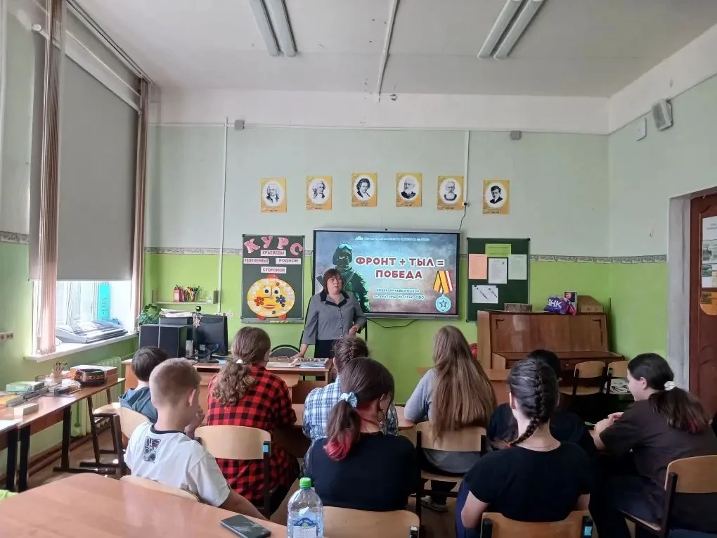 День двенадцатый начался ударным трудом на пришкольном участке. 

После дружной работы мы познакомил