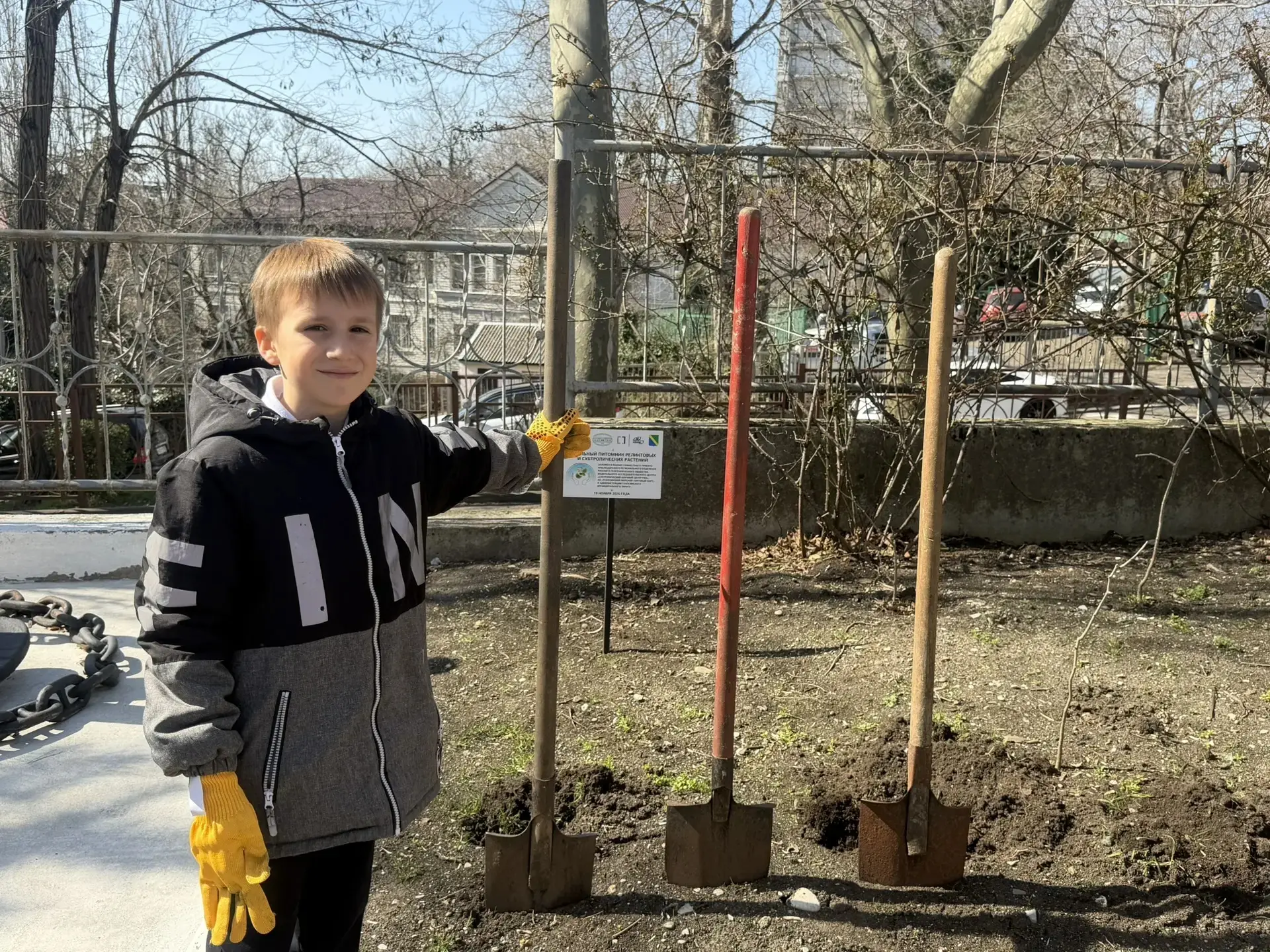 🧑‍🏫Труд, забота и экология: «Зелёный шаг» наших Первых! 🧹🌱  Сегодняшний день в нашей школе прошёл по