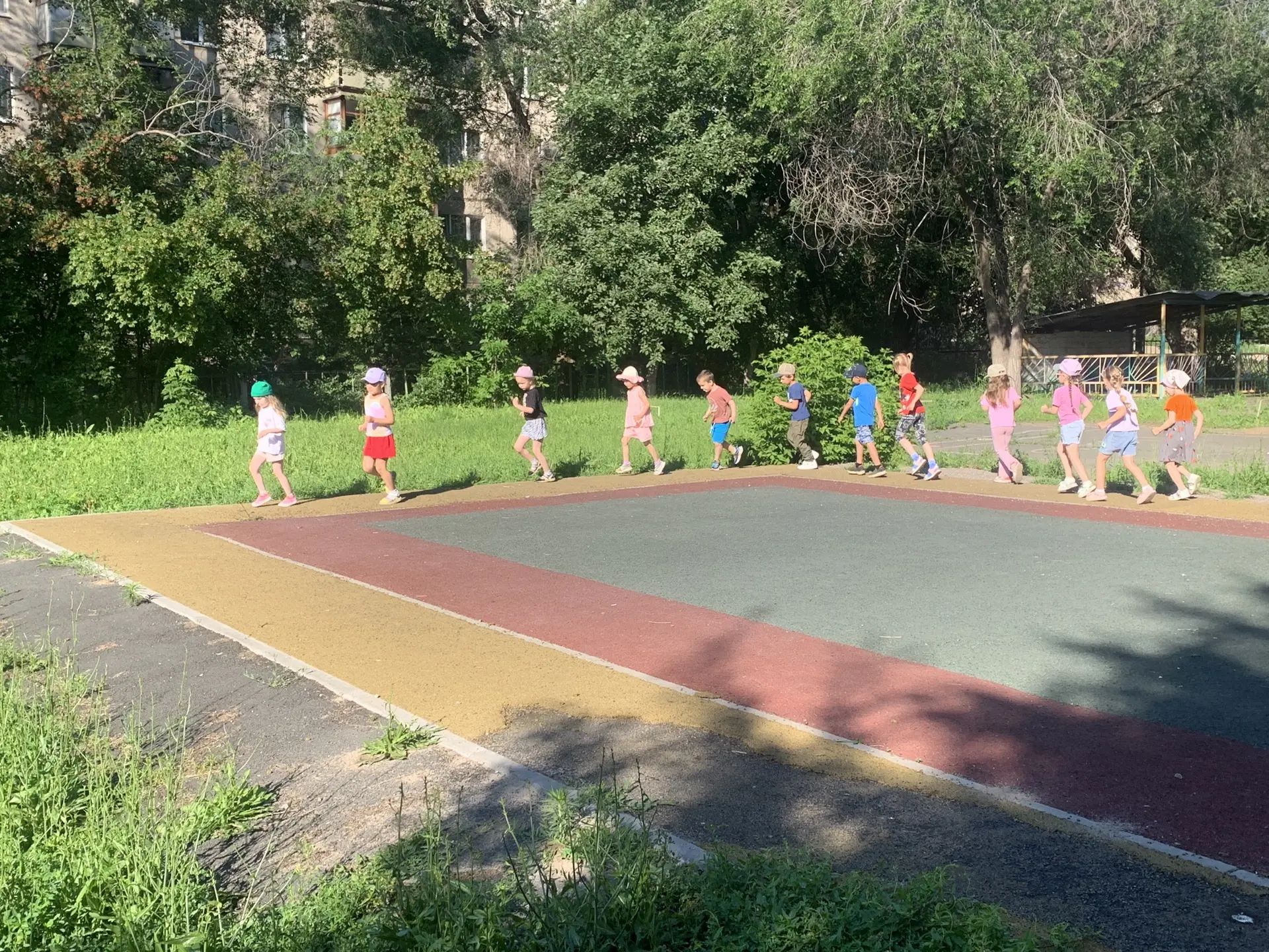 💪🏼☀️Кто с зарядкой дружит смело,
Кто с утра прогонит лень,
Будет смелым и умелым,
И веселым целый 